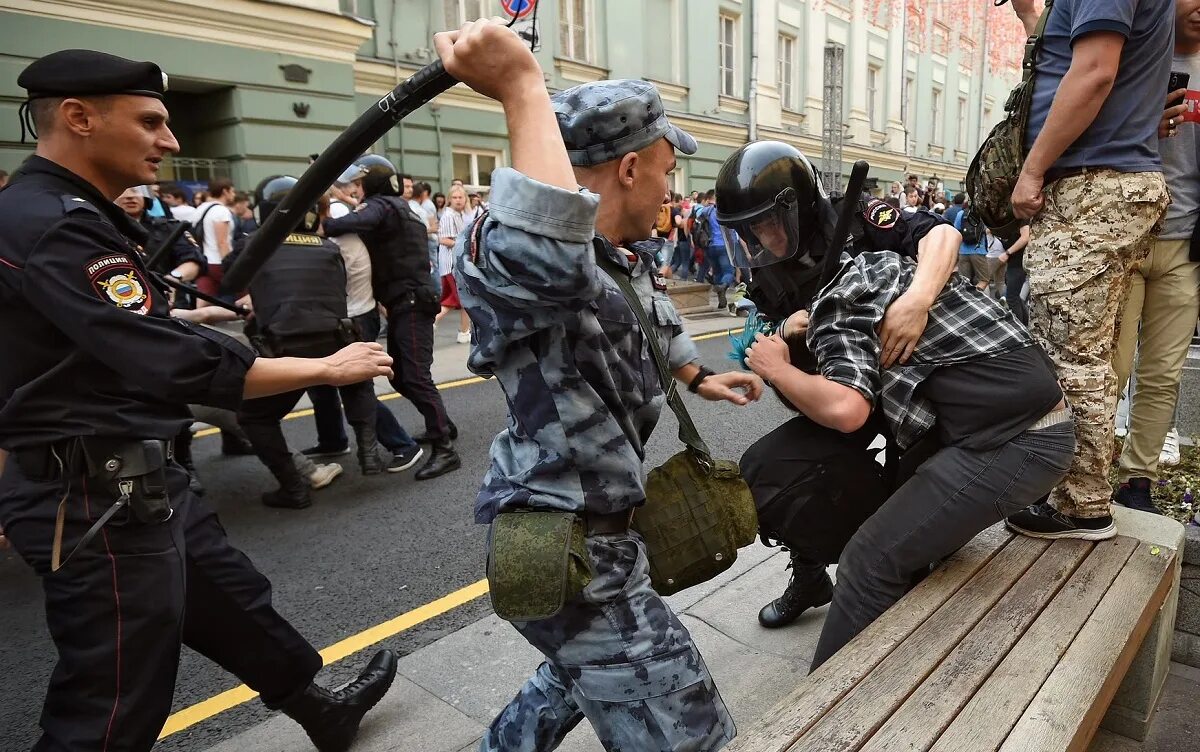 Дубинка полицейского. Полицейский избивает дубинкой. Произвол судьбы это