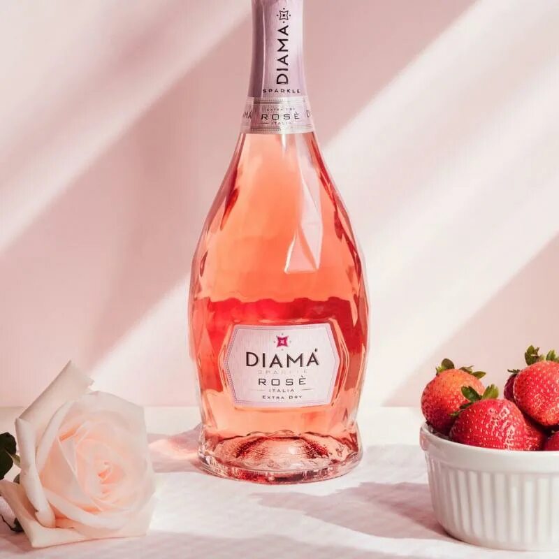Розовые вина кб. Розовое игристое вино. Розовое шампанского. Персиковое игристое вино. Бокал для шампанского розовый.