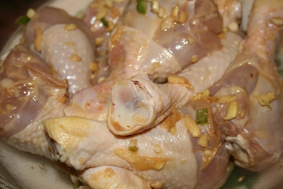 Как замариновать грудку курицы. Маринад для курицы в духовке. курица замаринованная в рыбе. маринад для курицы в духовке без майонеза. курица в духовке кусочками с майонезом.