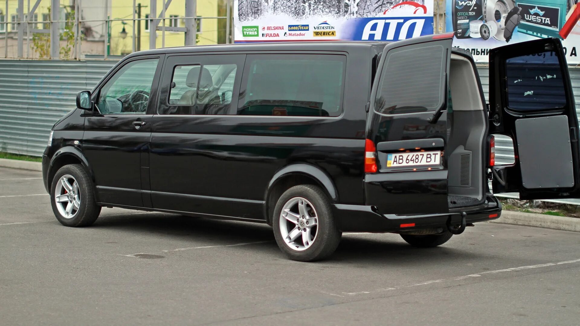 Volkswagen long. Volkswagen t5 long. Volkswagen Transporter t5 длинный. VW Transporter t5 удлиненный. Фольксваген Мультивен т5 длинная база.