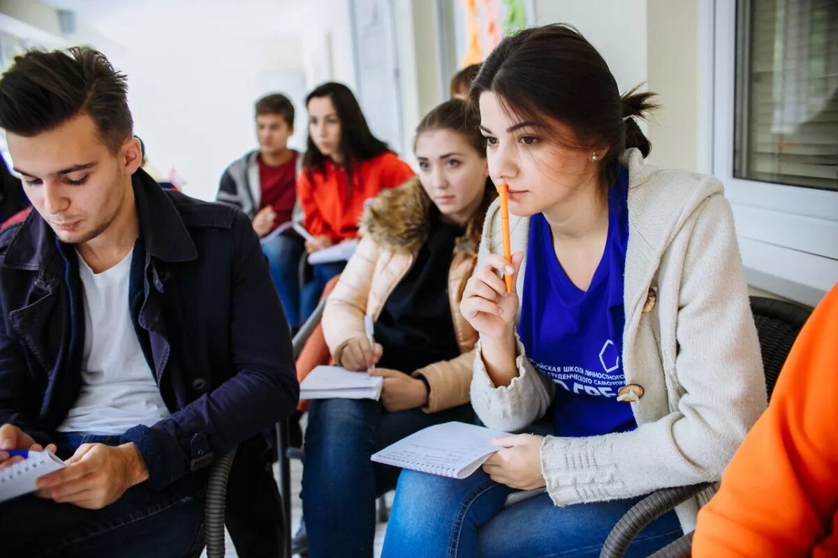 Person school. Серьезная молодежь. Молодежь в школе. Молодежь в действии. Работа в школе.