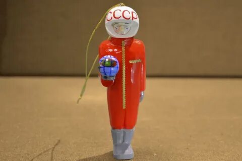 Игрушка космонавт
