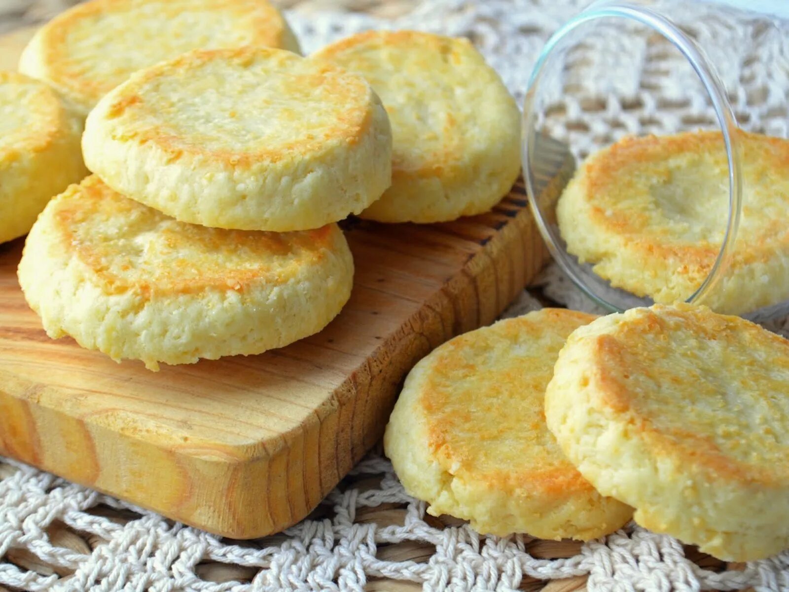 Сырное печенье. Печенье с творогом и сыром. Выпечка из творожного сыра. Песеньеи с творожным сыром. Несладко