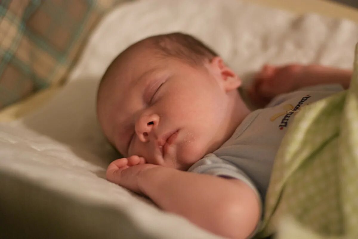 Плохой сон у ребенка. Малыш спит. Почему ребенок во сне холодный. Сон мальчика. Начальный период заболевания.