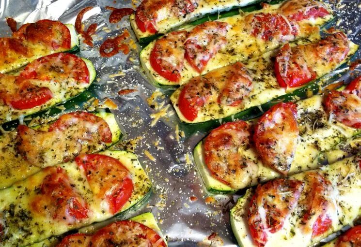 Запеченные кабачки. Вкусные кабачки в духовке пошагово. Закуска из кабачков в сковороде. Вкусные кабачки в духовке пошагово. Кабачки цукини в духовке.