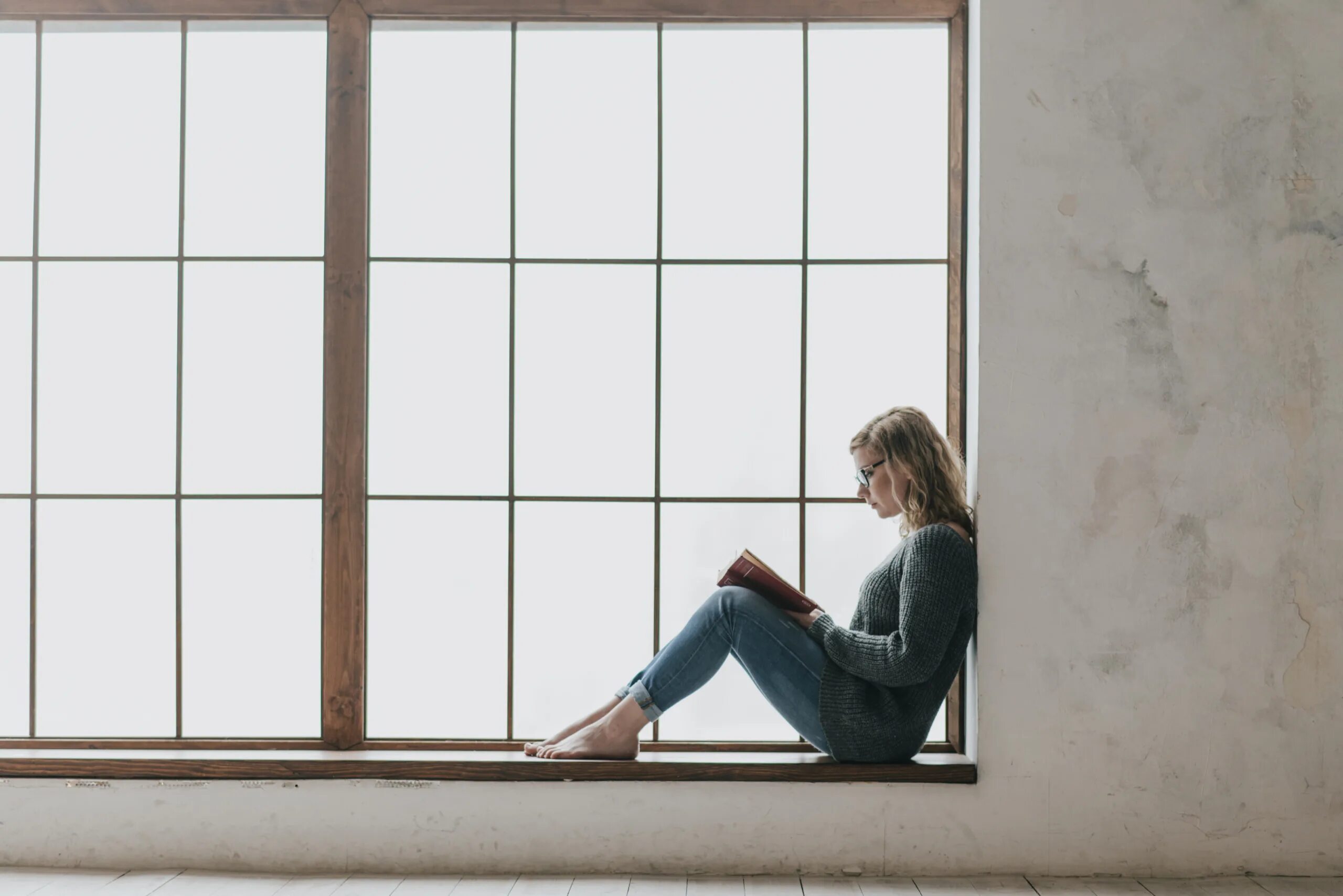 Девушка с книгой у окна. Книга на окне. Книга с окном на обложке. Woman standing out the Window.