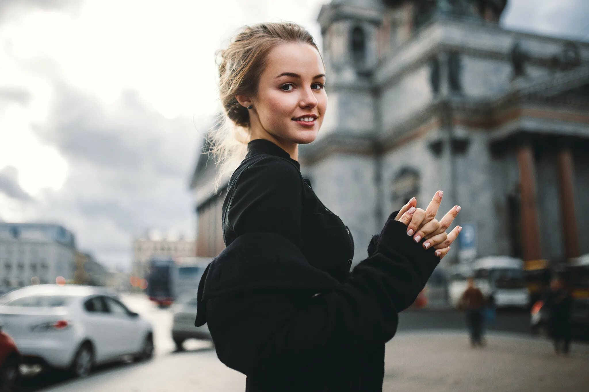 Привилегии девушки. Модель julia tavrina. фотосессия в городе. красивые девушки на улице.