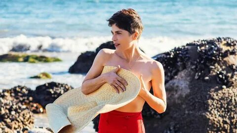 Selma Blair posiert oben ohne am Strand.