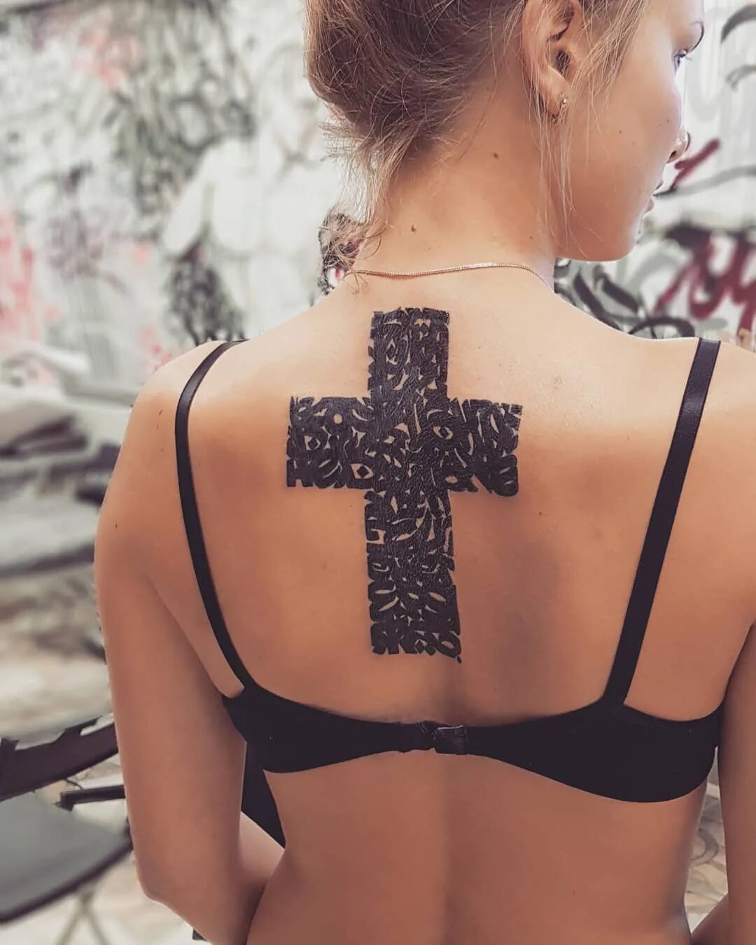 Тату крест на спине у девушек. Тату крестик на спине. Татуировка крест на спине. Тату крест. Тату на шее сзади у девушек.