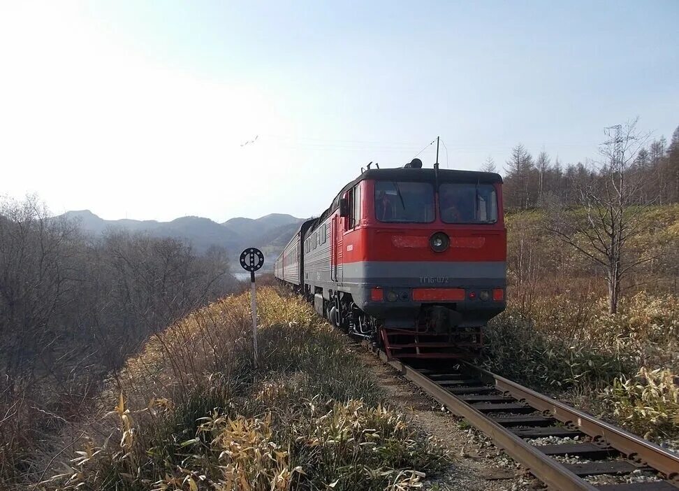 Железная дорога Холмск Южно-Сахалинск. Японская железная дорога на Сахалине. ЖД Холмск Южно-Сахалинск. Поезд Ноглики Южно Сахалинск Локомотив.