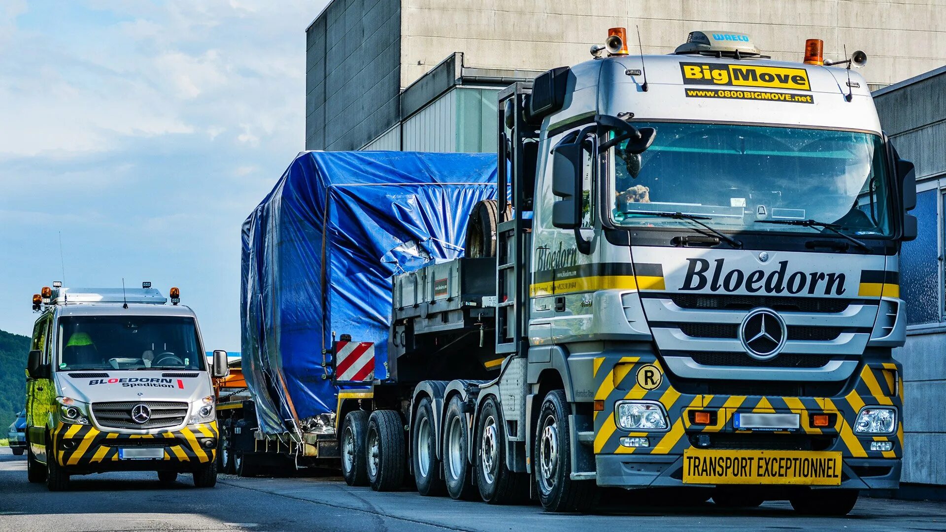 Volvo 500 негабарит. Сопровождение негабаритных грузов. Сопровождение крупногабаритных грузов. Машина прикрытия негабаритных грузов.