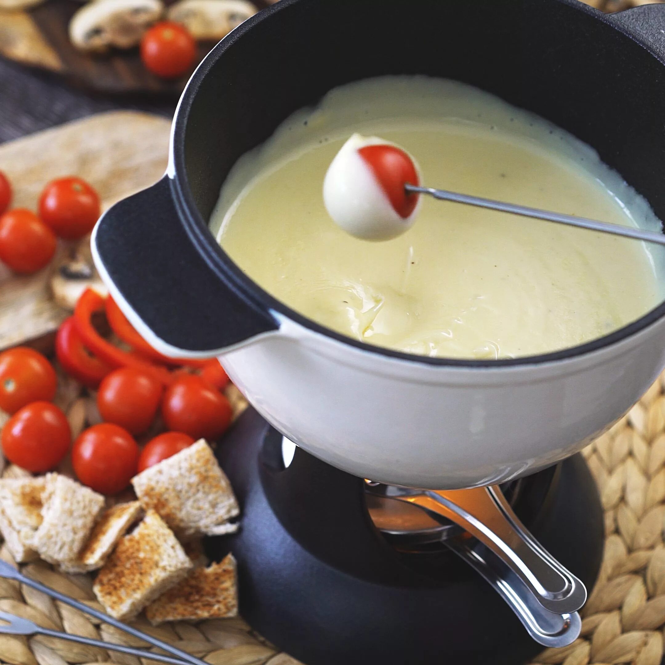 Макать в сметану. Сырное фондю. Чиз фондю. Фондю муатье-муатье. Swiss Cheese Fondue.