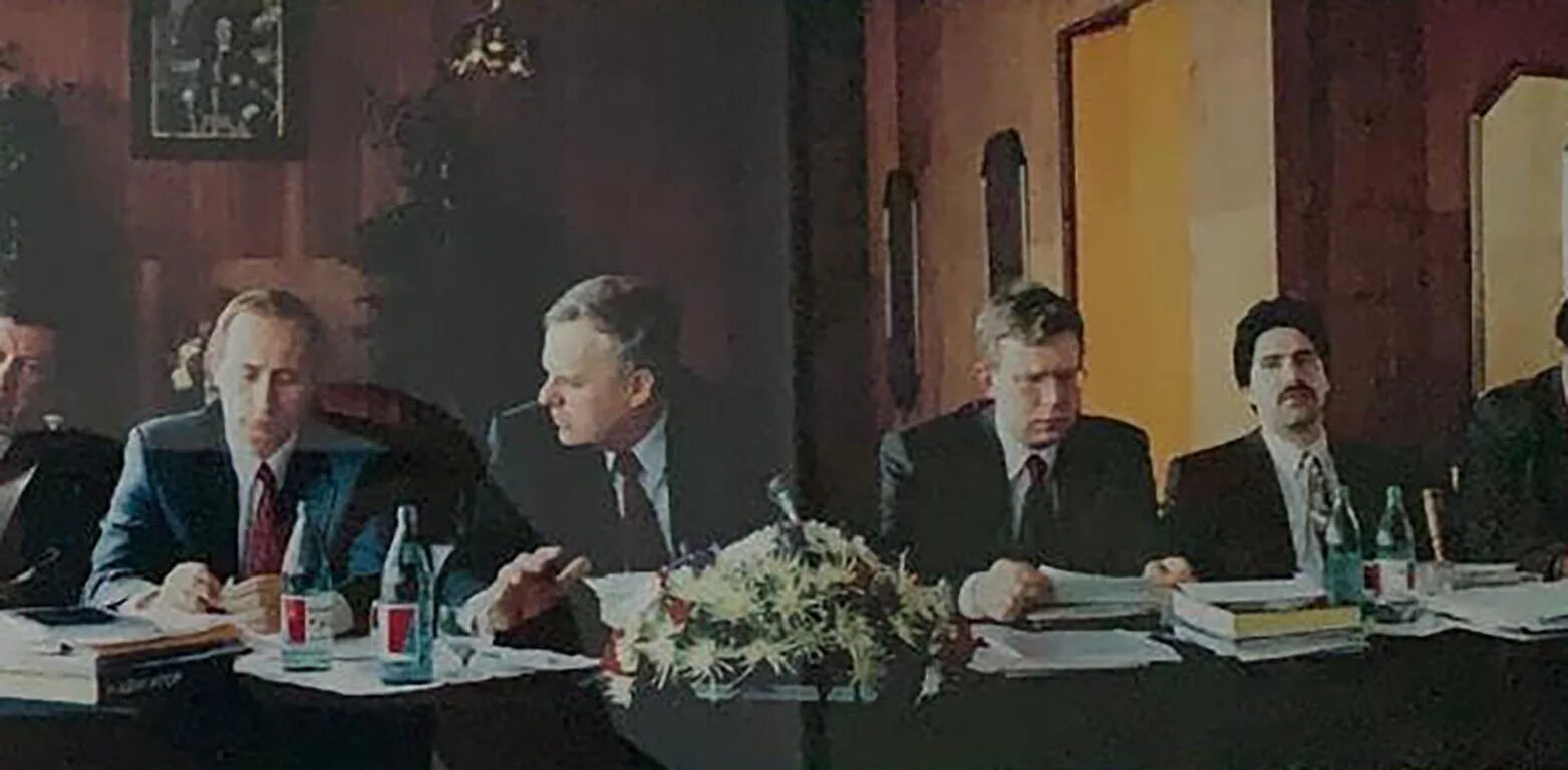 Чубайс авен шохин глазьев. Шохин глазьев чубайс в австрии 1991. Петр авен в молодости. Команда гайдара в 90-е. Правительство егора гайдара.