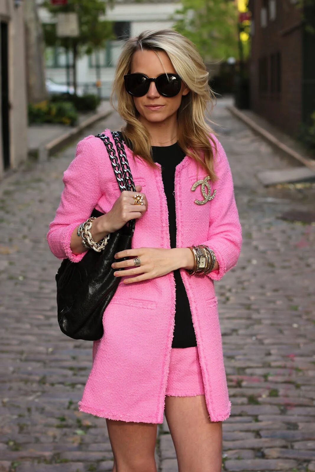 фотосессия в розовом пиджаке. яркая одежда. яркие зимние образы. ярко розовая шапка. шапка к розовому пуховику.