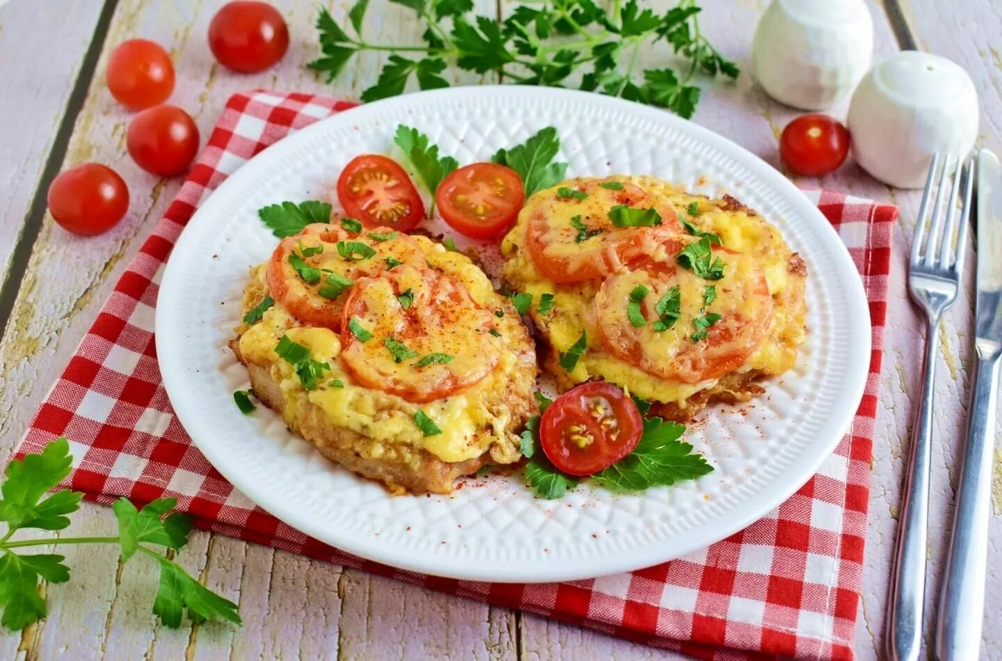 Свиные отбивные с помидорами. Отбивная с помидором и сыром. отбивные с помидорами и сыром. отбивные с помидорами и сыром в духовке. куриная отбивная с помидором и сыром.