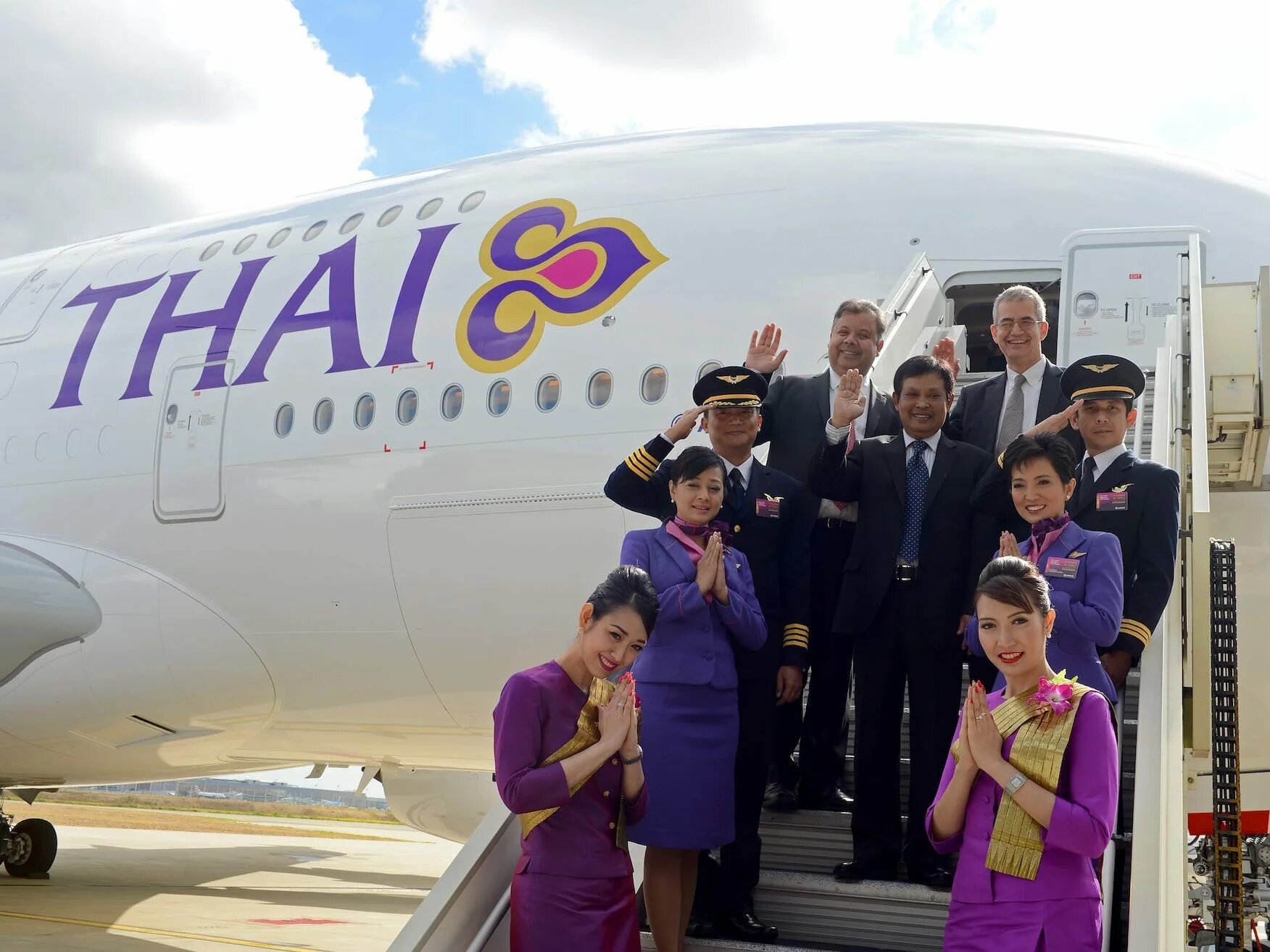 Самолет тайские авиалинии. Thai Airways рейсы. Thai Airways самолеты. Авиакомпания Thai Airways Пхукет Бангкок самолеты. Авиакомпания сунь вынь фото