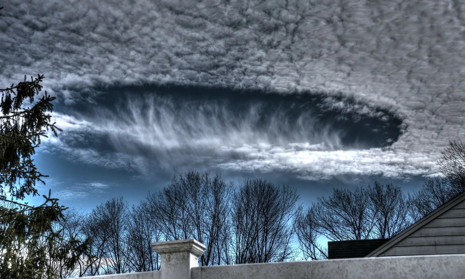 Невероятное небо. Страшные облака асператус. Эффект Fallstreak облака. Ундулатус асператус. Аномальные погодные явления.