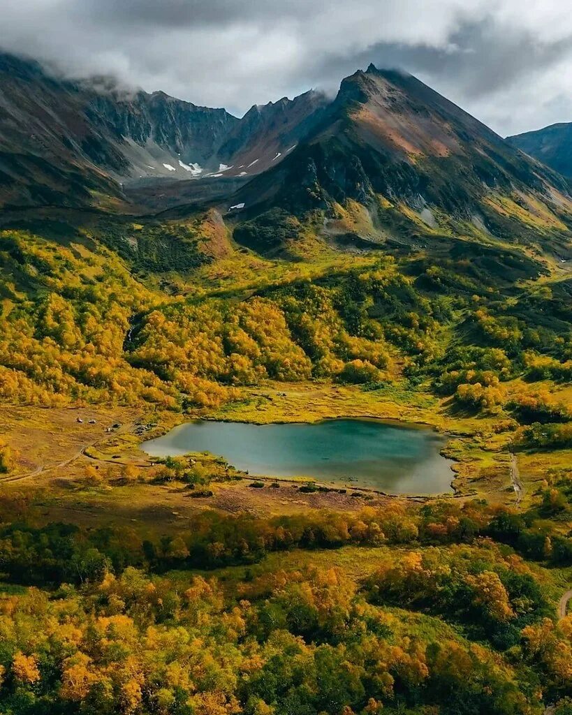 Вулкан вачкажец камчатка фото. Горному массиву вулкана вачкажец. Водопад вачкажец камчатка. Горный массив вачкажец. Вачкажец камчатка август.