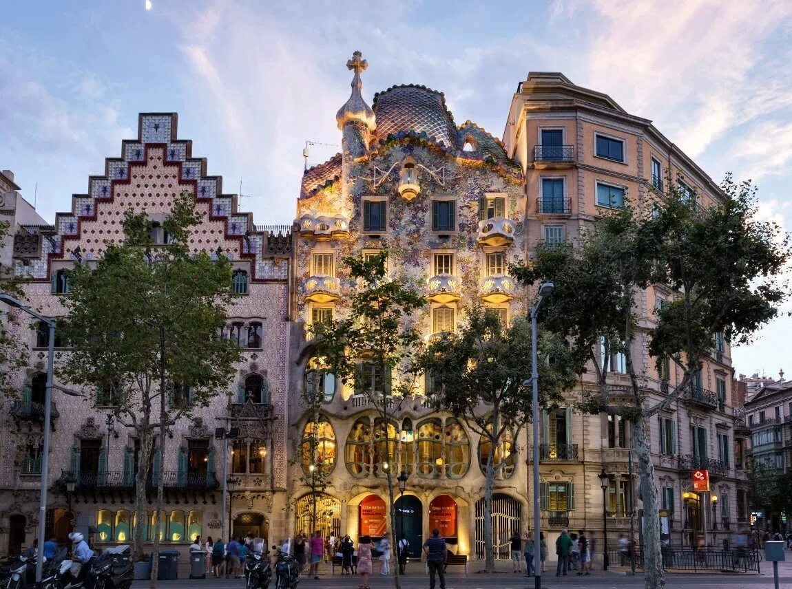 Гауди парк гуэль. Создание испании. Испания карнавал фламенко. Туристы в испании. Испания страна.