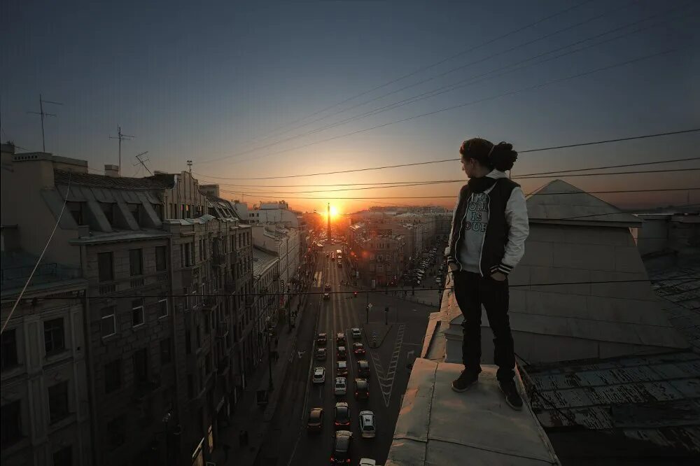 красивый вид с крыши. парень на крыше ночью. сигнальные огни на крышах домов. рассвет на крыше дома. человек на крыше закат.