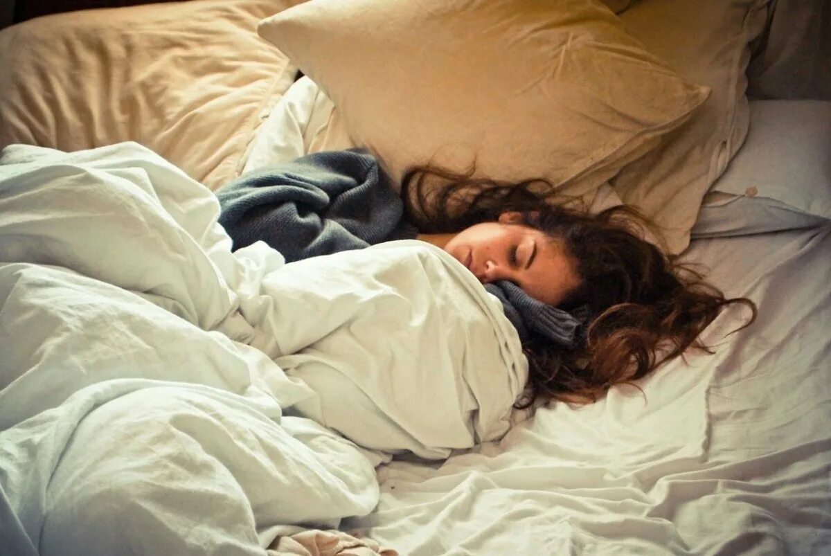 Под одеялом спящих мам. Сонная девушка.