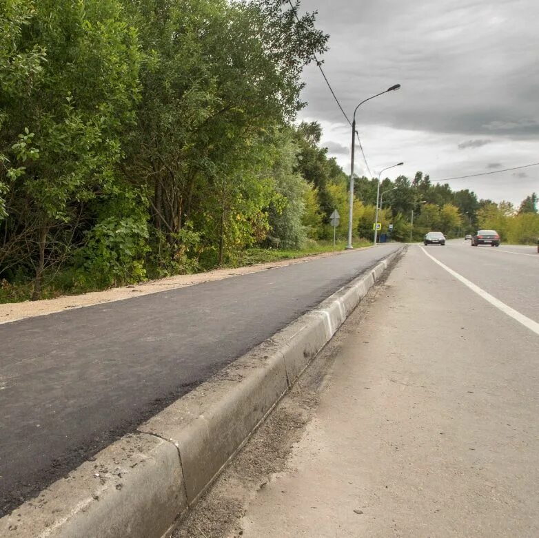 Тротуар. Пешеходная дорожка вдоль дороги. Тротуар подмосковье. Пешеходная дорожка вдоль дороги. Дорога с тротуаром.