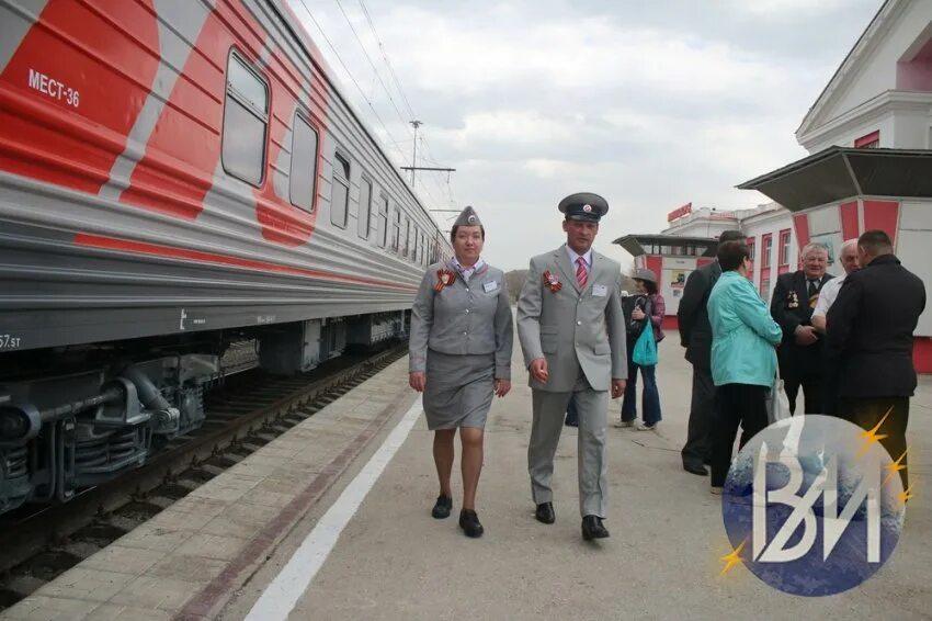 Орджоникидзе приезжал в магнитогорск. Поезд Магнитка. Электричка Магнитка. Поезд Магнитогорск. Москва Магнитогорский поезд вокзал.