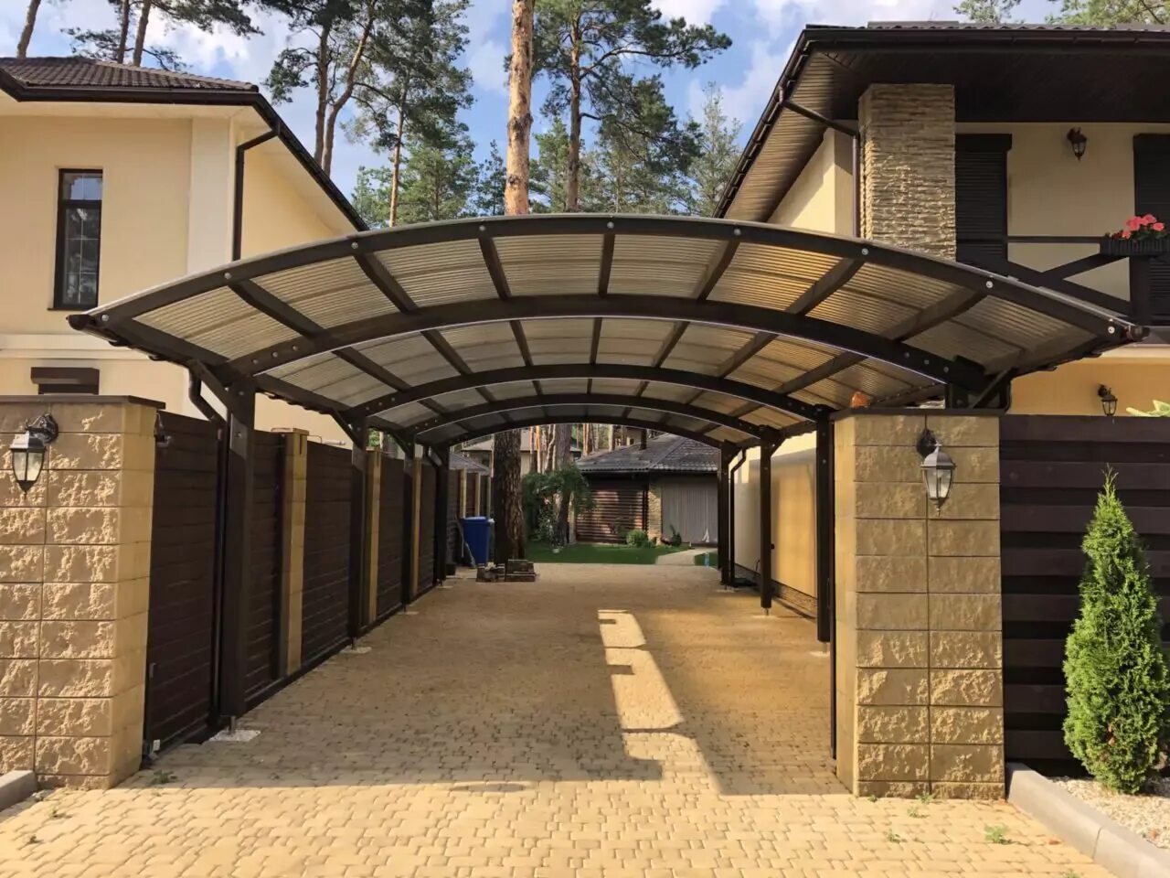 Двор с навесом в частном доме. Навесы в частном доме во дворе фото. Кованый навес под машину. Красивые навесы. Красивые навесы из поликарбоната.
