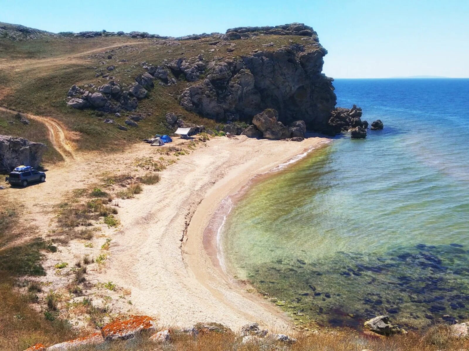 Крым где переночевать. Керчь Азовское море Генеральские пляжи. Генеральские пляжи на Азовском море в Крыму. Змеиная бухта Генеральские пляжи. Генеральская бухта Крым Азовское море.