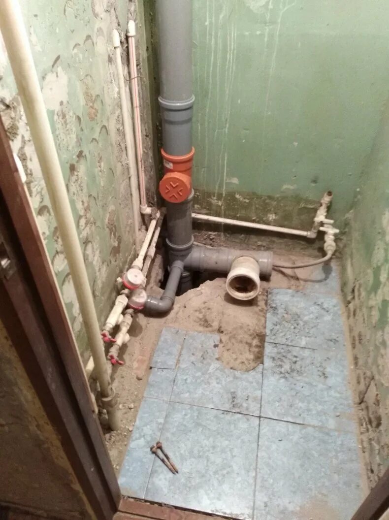 Монтаж водоснабжения в квартире. Стояк в многоэтажке. Коридор с трубами. Стояк в многоэтажке. Трубы в пятиэтажках.