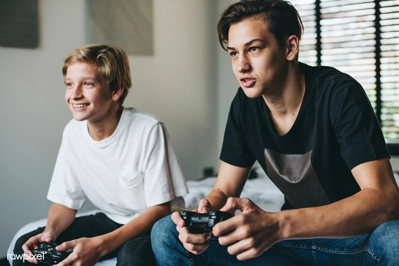 I play games every day. Человек играющий в компьютерные игры. Молодежь компьютерные игры. Парень с сыном играет в компьютерные игры. Boy playing Computer games.