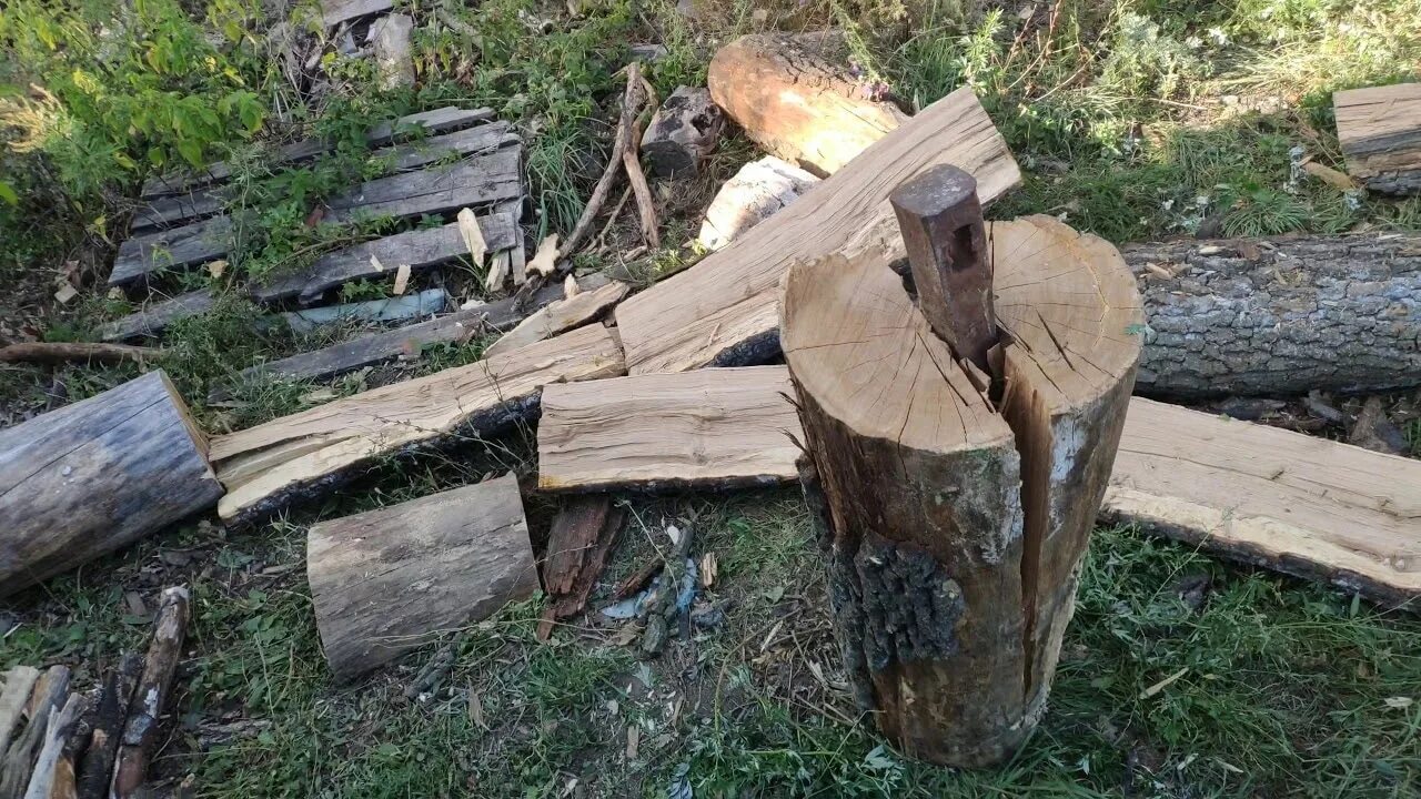 Подставка для колки дров. Для колки дров кувалдой. Рубка дров. Колоть дрова. Мужик колет дрова.