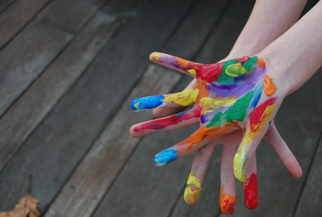 All hands the colours high. Руки гамма красок. Какой я художник по цветам. Какой ты художник по цвету. Мы сами рисуем свою жизнь яркими красками.