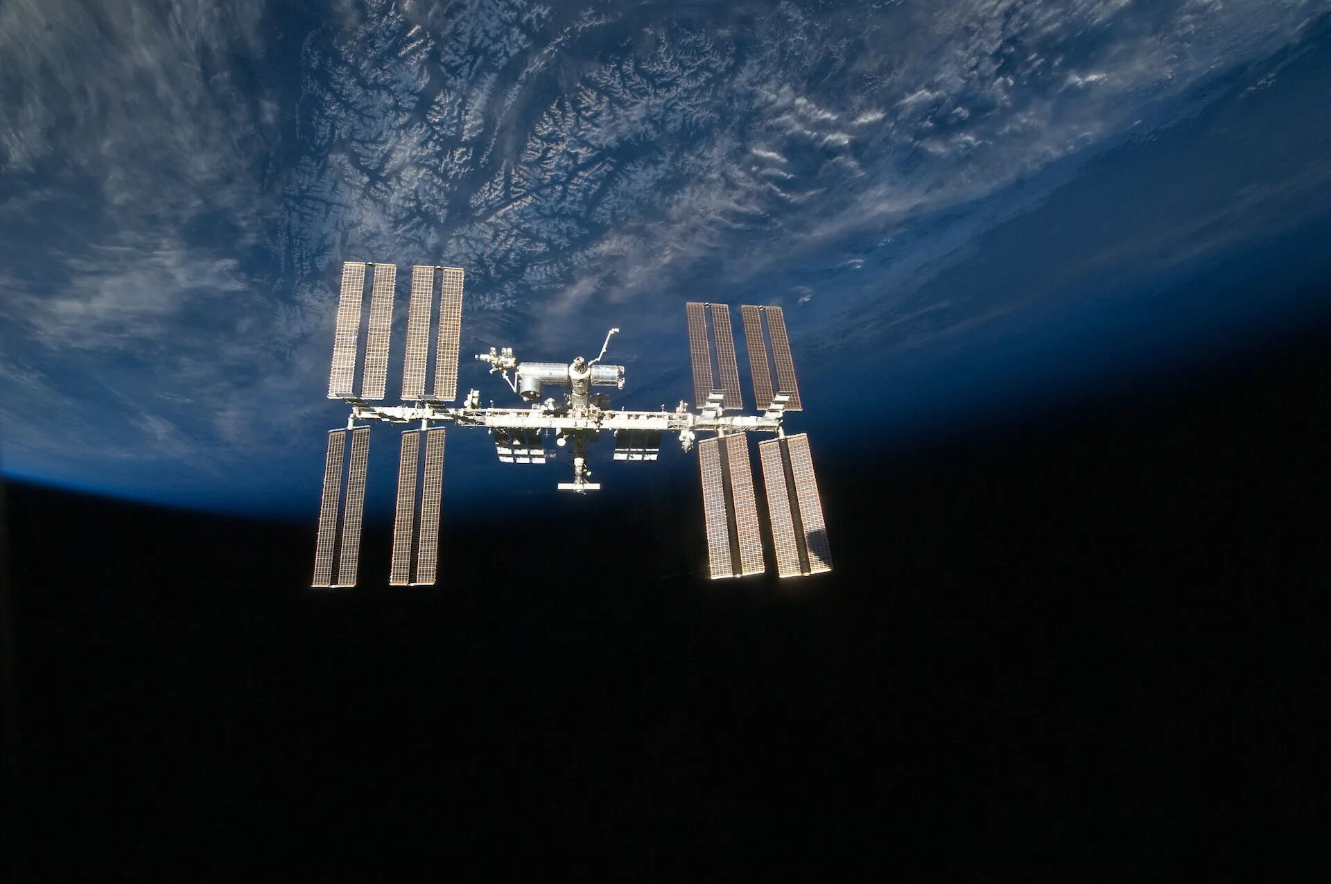 Самая дорогая космическая станция. Международная Космическая станция ISS. Космическая орбитальная станция МКС. МКС В 2002 году. Спутник НАСА станция МКС.