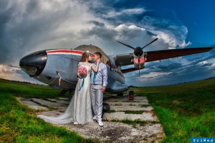 Фотограф самолетов. Девушка обнимает моряка. Простых романтиков отважных летчиков и моряков. Простых романтиков отважных летчиков и моряков. Фотограф самолетов.