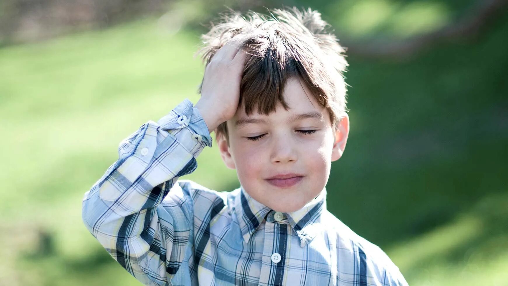 Ребенок 5 лет ноет. Грустный мальчик. Девочка плачет. Плаксивый ребенок. У мальчика болит живот.