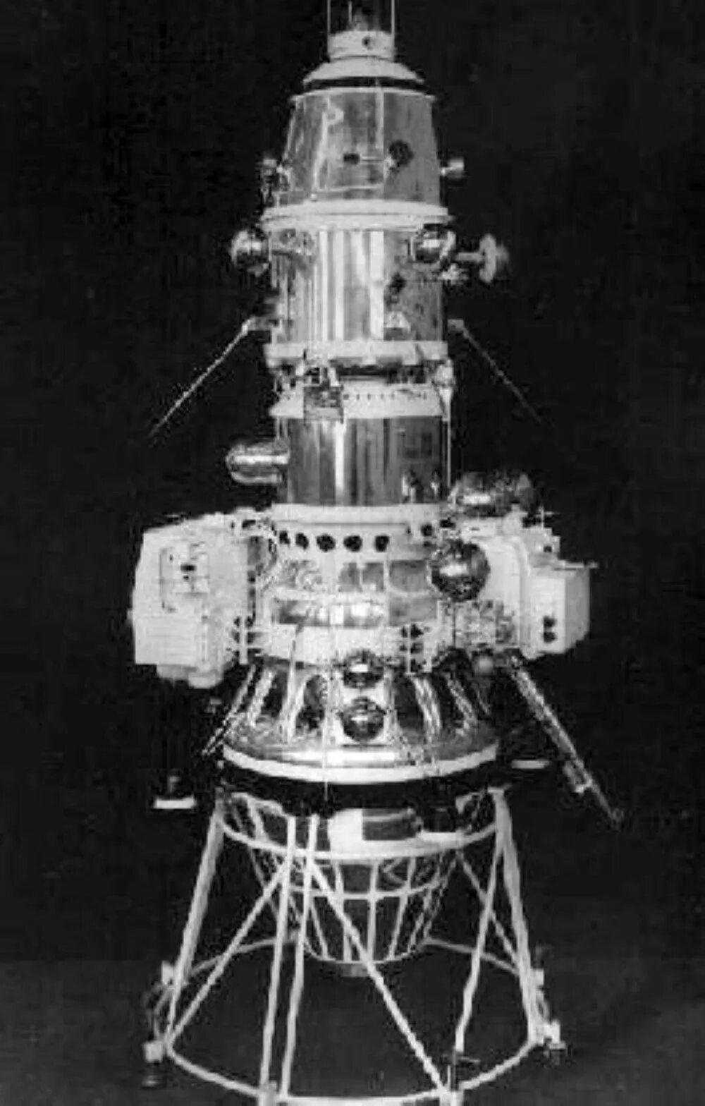 Луна-10 автоматическая межпланетная станция. Советский Спутник «Луна-10». 1966 Станция Луна. Аппарат Луна 10 1966.