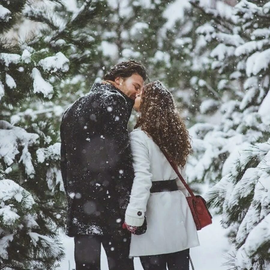 Обнимаю зимой. Влюбленные зима. Зимние объятия. Мужчина и женщина зимой. Объятия зимой.