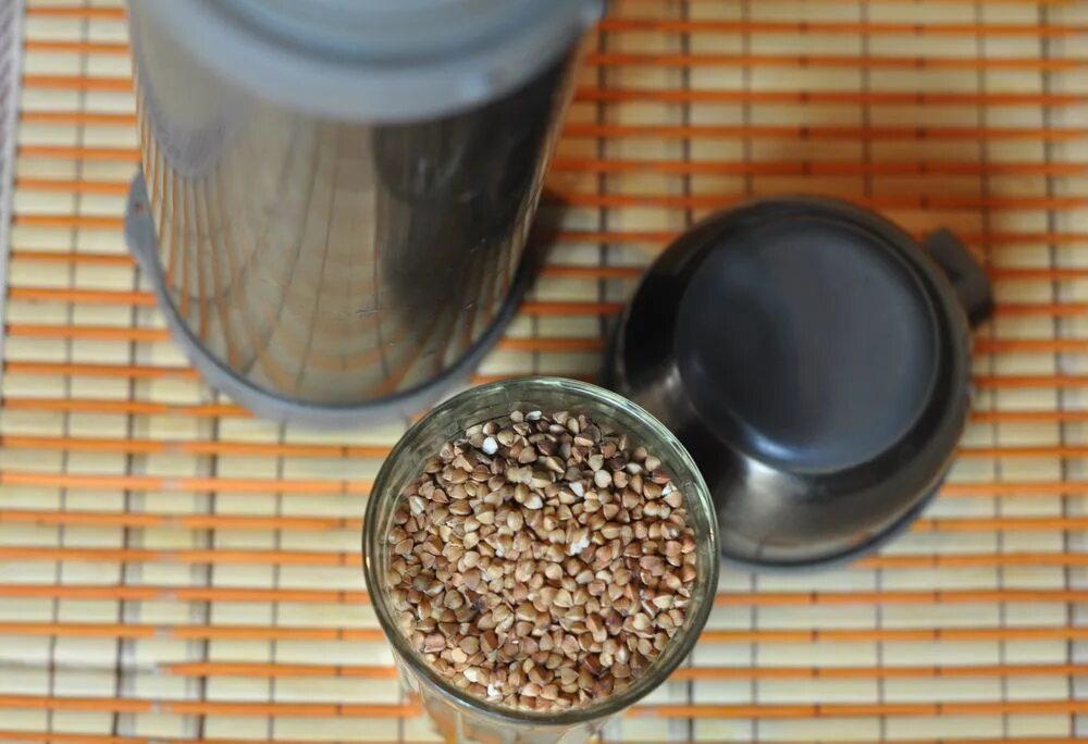 Крупа в термосе. Термос для каши. Коричневая каша. Крупа в термосе. Термос для каши.