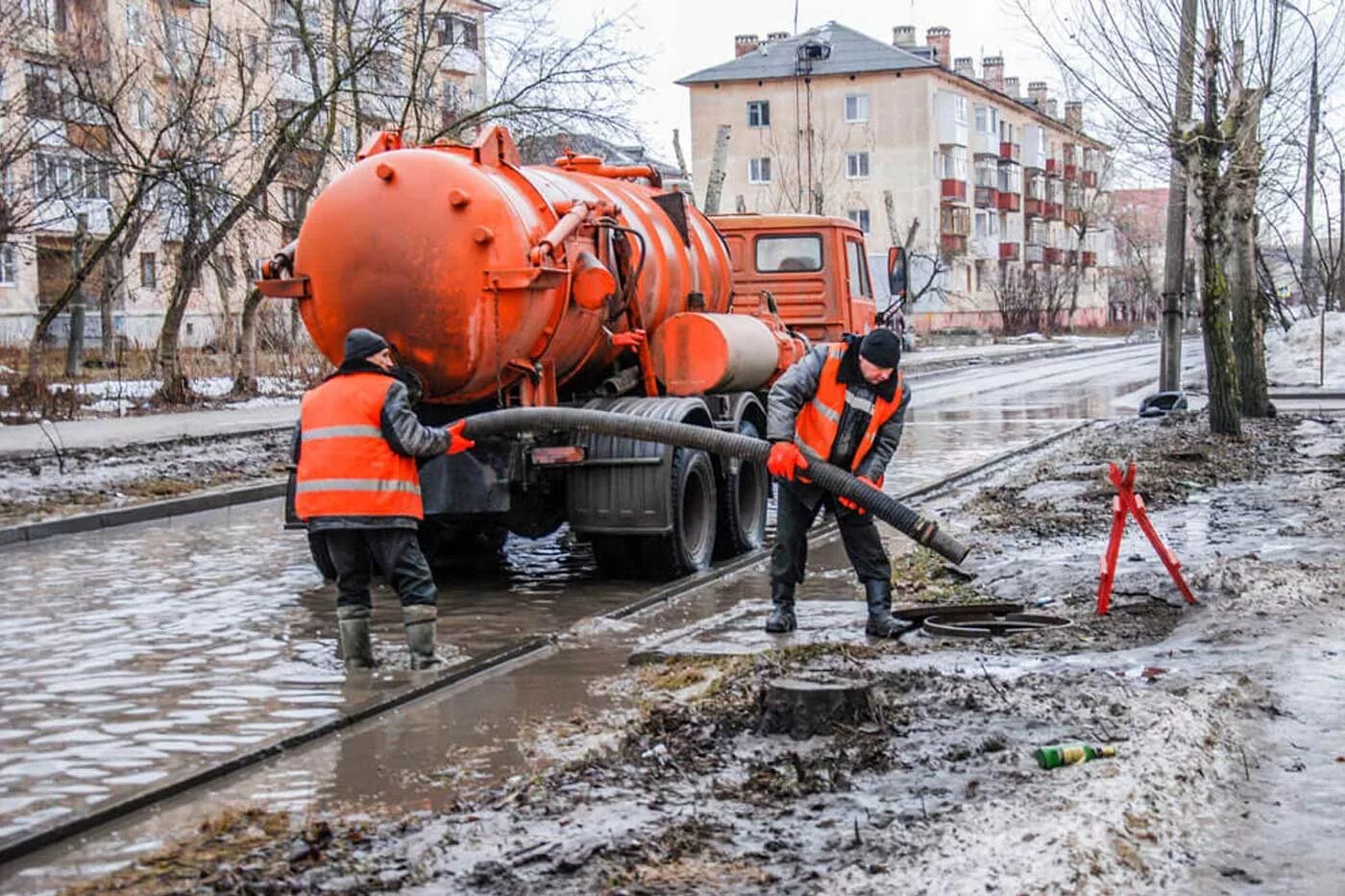 Аварийная служба канализации. Камаз крот для прочистки канализации. Аварийная прочистка канализации. Аварийные службы прочистки канализации. Аварийная канализационная служба.