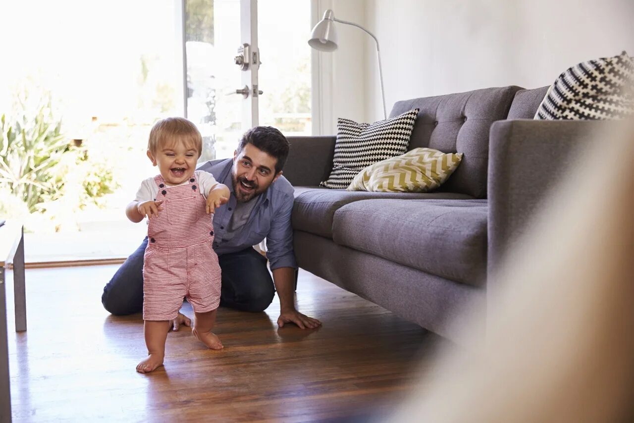 Happy kids watching tv. Baby first tv. Ребенок смотрит из за стола. Baby first tv france. Are you watching baby.