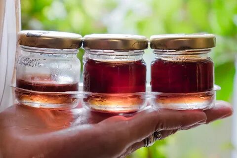 В сухом воздухе стоит запах меда