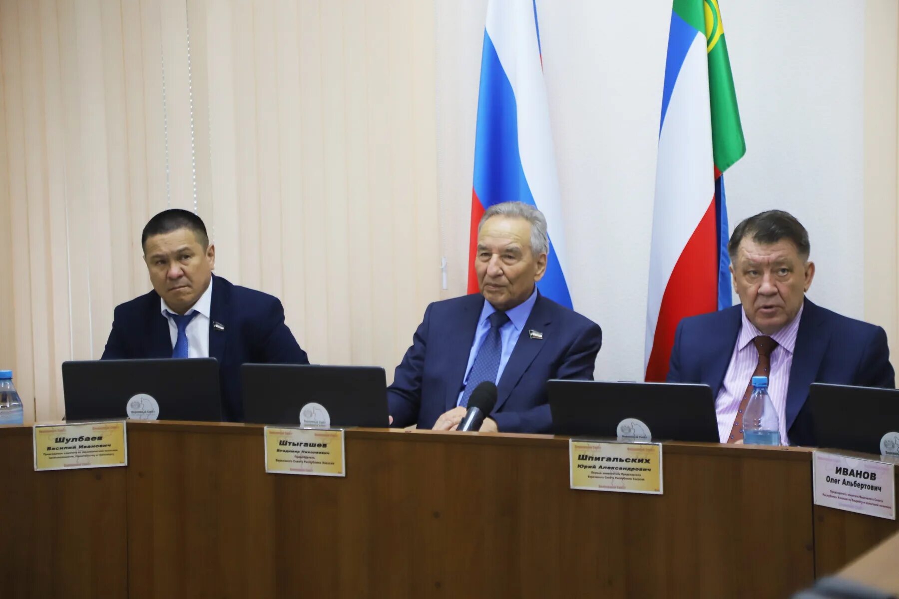 Зал пленарных заседаний государственной думы. Президиум депутатов. Президиум партии. Президиум на переговоры. Президиум государственной думы.