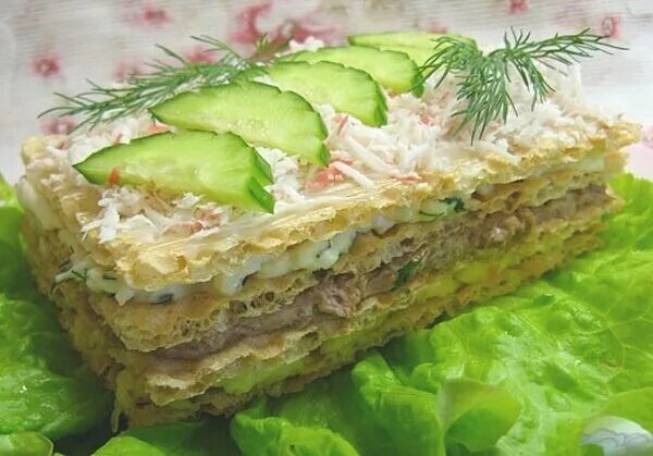 Закусочный торт наполеон из готовых. Закусочный селедочный торт. селедочный торт на вафельных коржах. закусочный торт из вафельных. закусочный торт из вафельных коржей.
