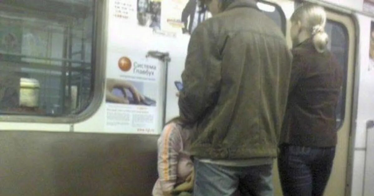 Прижался в метро. Трогает девушку в метро. Домогательство в метро. Облапали в общественном транспорте. Домогательство в транспорте.