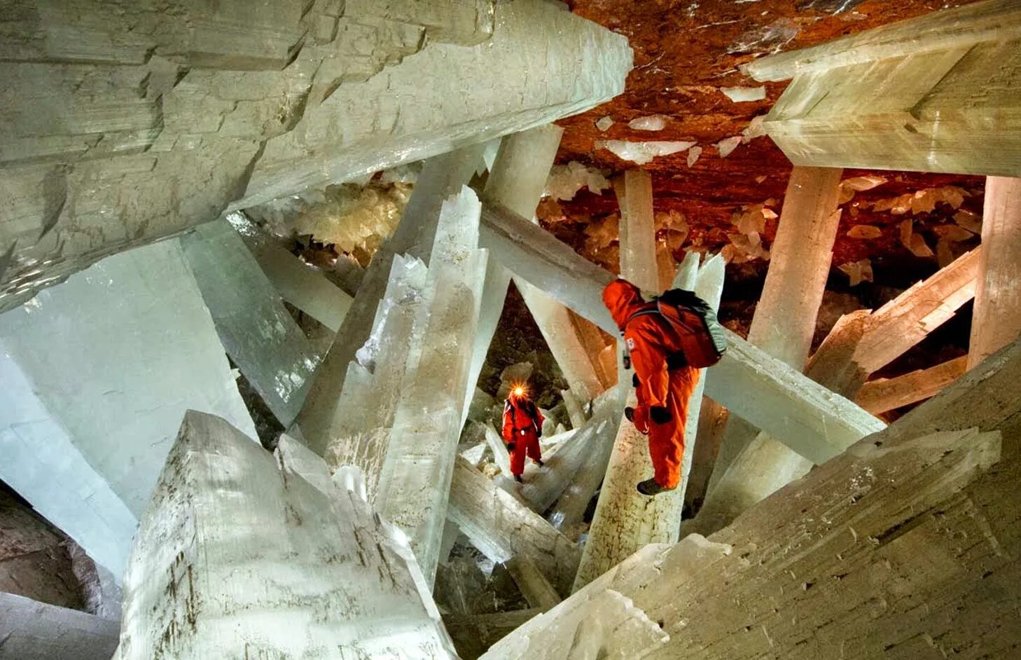 Кристалл шахты. Кристальная пещера гигантов Мексика. Пещера кристаллов гигантов в Мексике. Гигантские Кристаллы пещеры Naica в Мексике. Пещера кристаллов (Cueva de los cristales), Мексика.