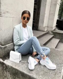 Белые кроссовки одевают
