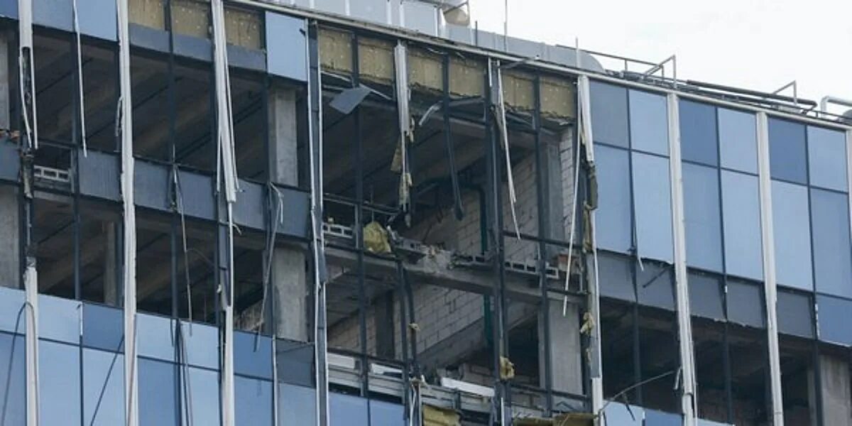 Разрушенный фасад здания. Взрыв здания. Здание СМИ. Здания Москвы. Подорвали дроном