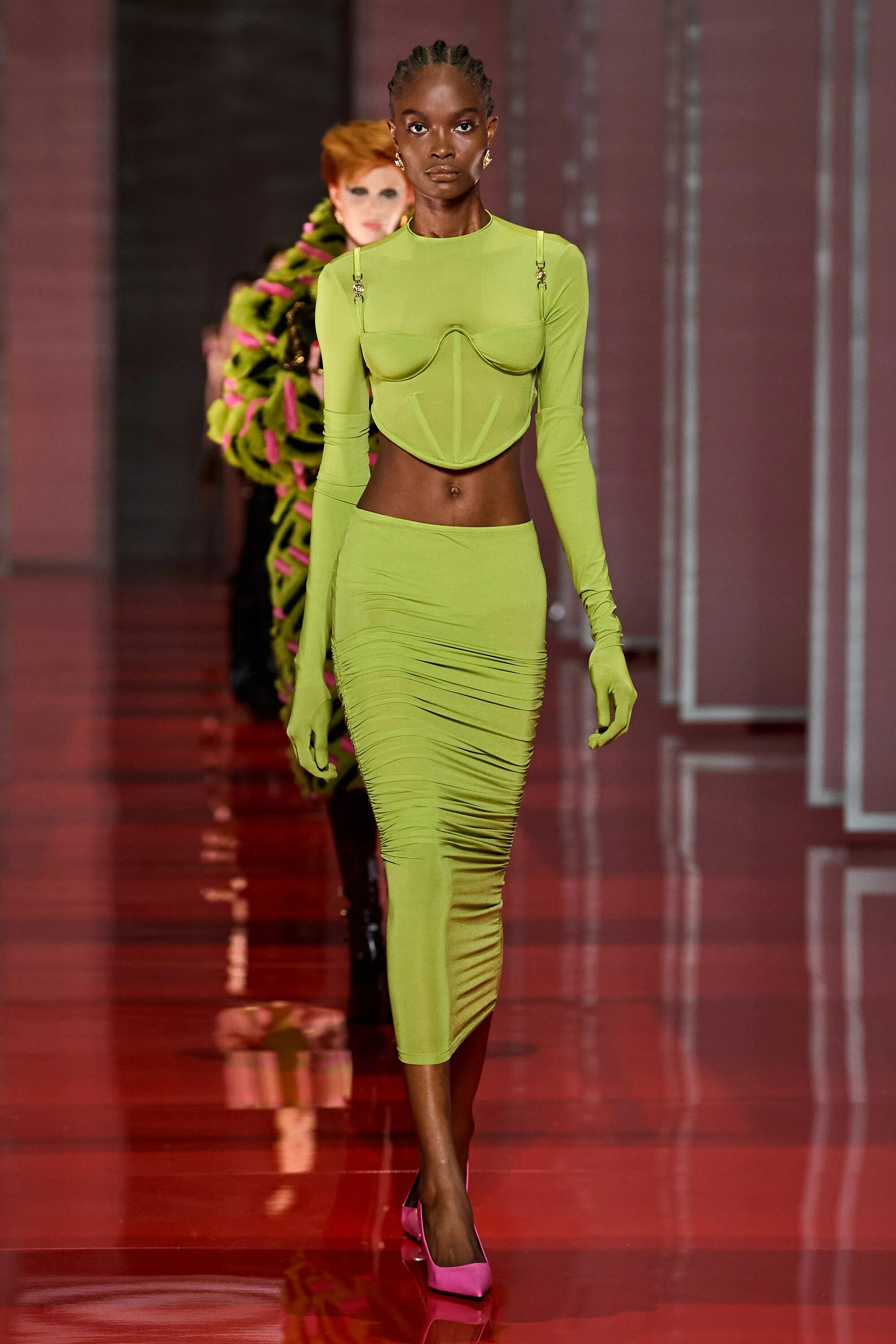Осень-зима 2020-2021 вог. Показ мод валентино 2022. Показы одежды 2023. Paris fashion week 2022. Неделя моды 2023.