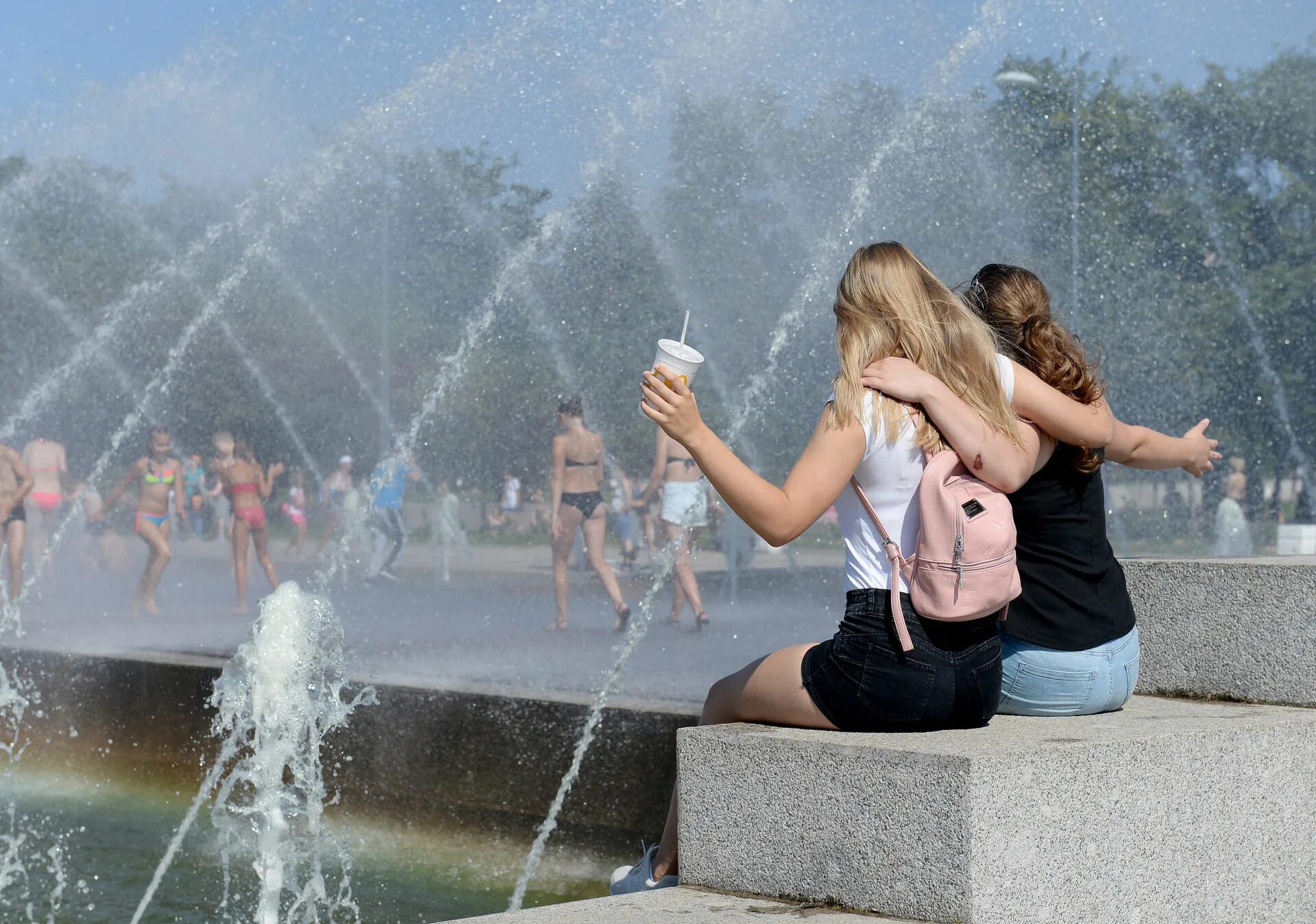 Погода на лето в спб. Жаркое лето в Петербурге. Жара в СПБ. Жаркий летний день в городе. Лето жара.